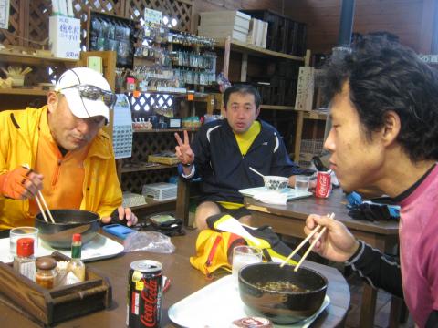 都民の森で
遅い昼食