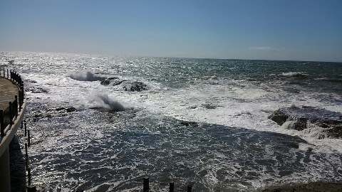 低気圧の通過直後の江ノ島の海岸