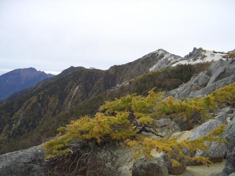 薬師岳より観音岳を望む