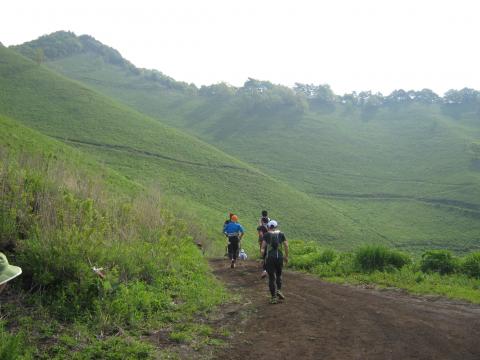 広い草原上の道をたどり、高座山に向かう。