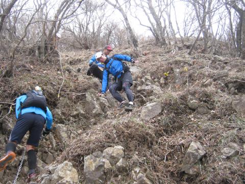 険しいだけでなく、足場もざれていて滑りやすい