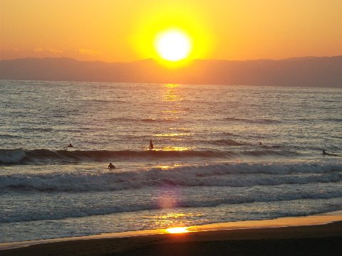 片瀬海岸　今年最後の夕日
ラストサンセット　太陽さん今年も晴れ男に助っ人してくれてありがとう！　来年もよろしくお願いします