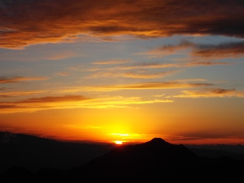 笠ヶ岳に沈む夕日。