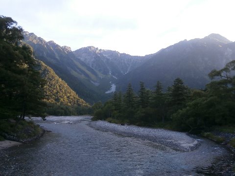 早朝の上高地より奥穂高岳を臨む快晴だが気温８度
単純計算で奥穂高岳山頂は氷点下２度ということか