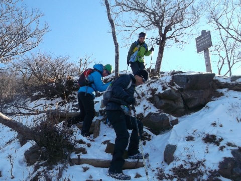 檜洞丸から下山　途中雪のついた急斜面　切れ落ちた岩場を通過するので、軽アイゼンやチェーンアイゼンを装着。手前の男性はにこさんのお友達の成田さん　実際山は初めてに近いとのことだが、落ち着いた足取りで下って行かれる。たいしたものである。