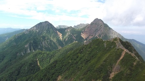 赤岳へと続く稜線