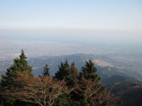 山頂より、ヤビツ峠方面を望む。秦野から約２時間（休憩を除き）
で登りきった。