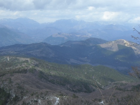 金時山山頂手前から足柄の山々。矢倉岳もすっかり目の下