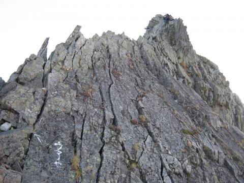 下から見上げたところ。
ピークに重荷を背負った
女性登山者の姿が・・・。
頑張れ～！