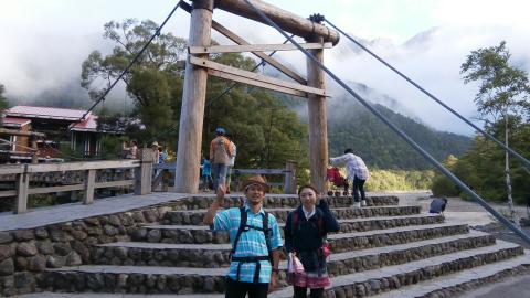 上高地　河童橋にてI氏とH嬢　雲の合間から穂高連峰がチラリ