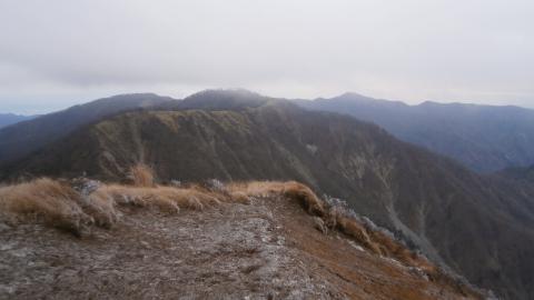 奥のピークが塔ノ岳。よくあんなに遠くからと思うも、また同じ道を戻る。体は冷えきってしまい固まってしまいそう。