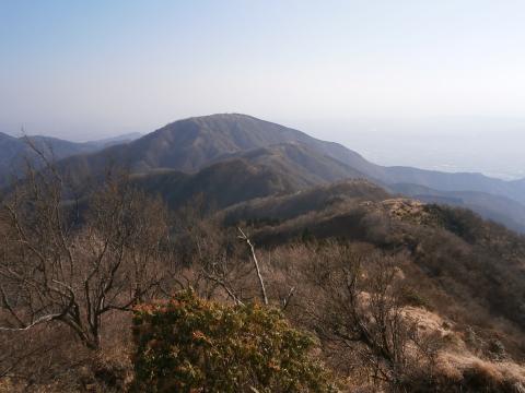 表尾根からこれから向かう三ノ塔へ。しかし霜が溶けて至るところぬかるみ状態。遅々として進まず