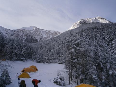 標高2300m 行者小屋 夜明け前はマイナス20度まで下がったとか。40代の頃はよくここにテントを張って一晩寒さに震えたものである