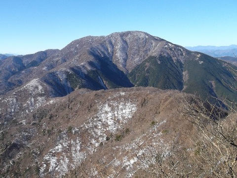 大室山をのぞむ　本来なら登る予定であったが雪道で意外と時間を取られたこともあり、時間がなくなってしまったため犬越路より下山することに　大室山　山頂からの展望は樹林に囲まれあまりきかないが、見るからにどっしりとした量感を持った山である