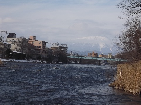 北上川　岩手山も少し姿を見せる