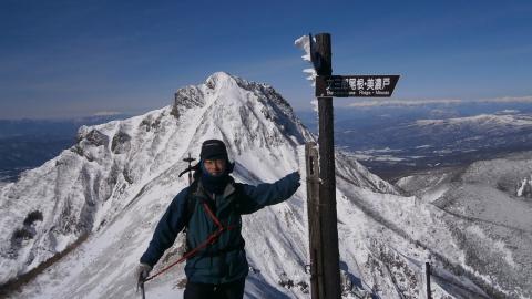 阿弥陀岳をバックに元気な青年に撮ってもらう