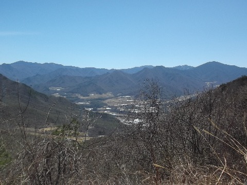 馬越峠からこれから降りる川上村方面