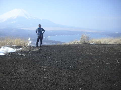 明神山　バックは山中湖と富士