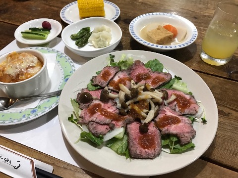 前泊したペンション座光寺の夕食。ローストビーフがうまかった！