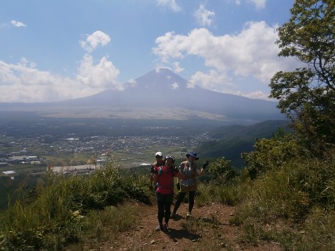 忍野村からいきなり高座山への急登。カンカン照りの中汗を絞られる