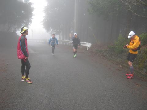 峠に向かう途中
そろそろみんなばててきた
天気は一向に良くならない