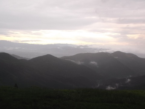 途中雷雨に見舞われる　堂平山で展望が開ける　雨上がりの光景は素晴らしい