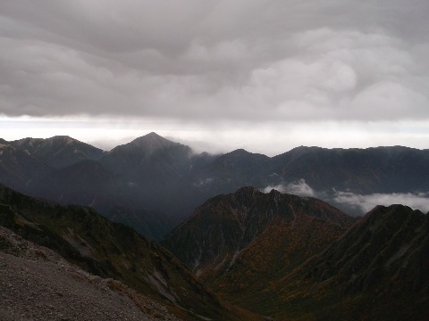 朝５時の時点ではまだ雨は降ってはいなかったが上空にはいつでも降らしてやるぞと言わんばかりの黒い雨雲が・・。