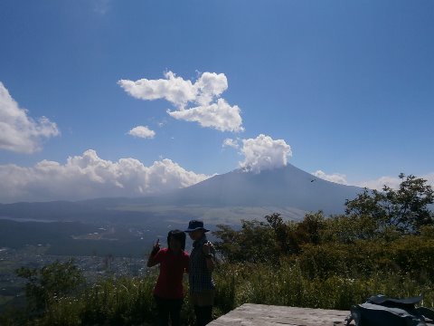 すっかり山ガールになってきたエビちゃんと今回初参加のナンシーさん。きついコースだけど遅れることなくついてこられました。