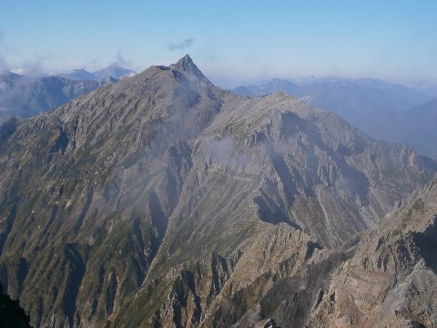 ガスが切れ始め槍ヶ岳の雄姿が