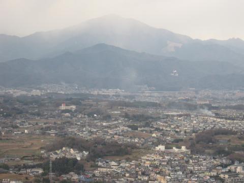 大山方面。雪雲の一部が流れ込んでいるようだ。