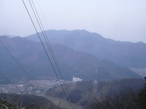 霜山の登りから杓子山を振り返る