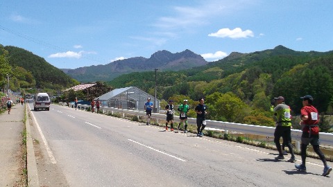 60キロ付近　北相木村　奥の山は御座山　新緑が一段と映える