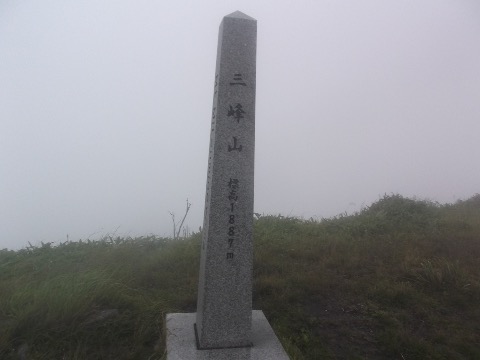 昨年の試走で大展望を満喫した三峰山。今回は強風と冷たい雨で全身冷え切る。　メガネも曇りうまく進めず。晴れれば最高のトレイルランを満喫できるのに