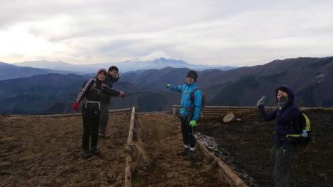 三ノ塔にて、富士に別れを告げ、大倉まで標高差９００mを４５分でトレイルランしながら駆け降りる。誠に爽快