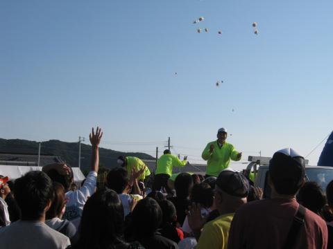 本日、最後のイヴェントの餅まき
ランナー以外にも大勢の地元の方たちが集まってくる
とてもではないが１個もゲットできず。
harudaruさんから頂戴する結果に