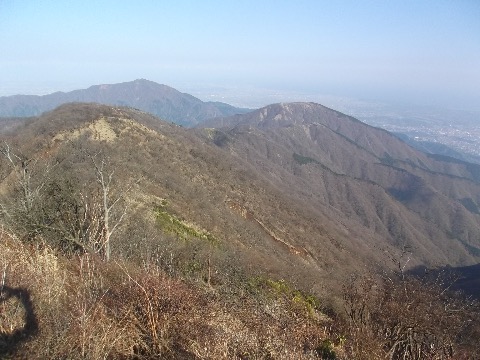 １５時５０分　再び塔の岳　２２キロ地点　ここですでに累積標高２７００mほど。大倉尾根を下りたくなったが、もうひと頑張りして表尾根へ