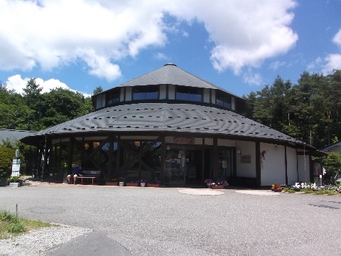 石割の湯　籠坂峠からここまで炎天下のロードが９キロ。この先からやっとトレイルで石割山へ