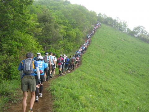 口座山への取り付き。ここも急な上滑りやすく
上部にはロープが設置してある
雨が降ったら滑り台と化す