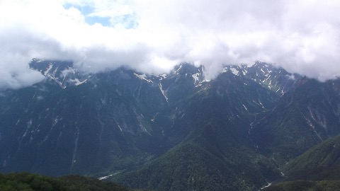 槍穂高の上部は終始雲の中　残念