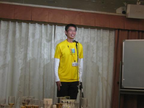 直立不動のyuzoさん
私たちのあずかり知らぬところで毎日苦闘されていることと思いますが
接している時は、そんなことは露ほどにも感じさせないくらいに、物腰柔らかく接しておられ、いつも感銘を受けます。今日の駅伝でも、お一人でぽつんと目立たないコース上で声援を送ってくだり、本当に感謝しています。