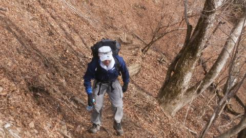 正月早々のレースで足を痛めたビリ子さん　なんと鍋割山荘のペットボトルの水１６リットルを背負い標高差６００mを登り切る。これでオカマ塾卒業か？