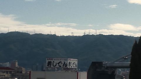 大阪の霊峰生駒山　各局のテレビラジオの送信塔が並ぶ
　　なので大阪はスカイツリーみたくなのは いらんでぇ～～