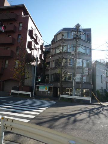 明治通から駒沢通へ　この右のビル　あのオウム真理教の元東京本部・・・あの村井幹部刺殺事件あったビルです。　暫くほったからしでしたが最近テナント募集始めましたが　いまだに空室状態です