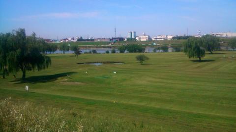 江戸川河川敷の「松戸パブリックゴルフクラブ」
対岸には、金町浄水場が見える。