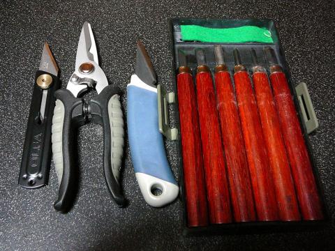 タフデンをカットするために購入した万能ばさみとオルファのナイフ。
彫刻刀は息子が小学校で使ったときのもの。
