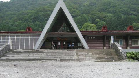 これが土合駅。駅前？石がごろごろ。