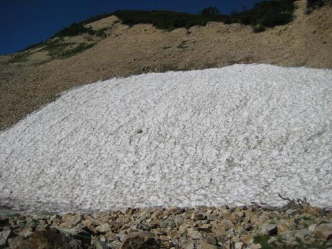 2,300m付近の雪渓。