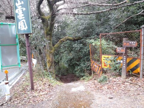 13:21 (13.9km) 舗装路脇の狭い道へ