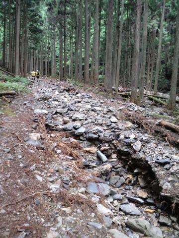 これは川底ではない！登山道の変わり果てた姿