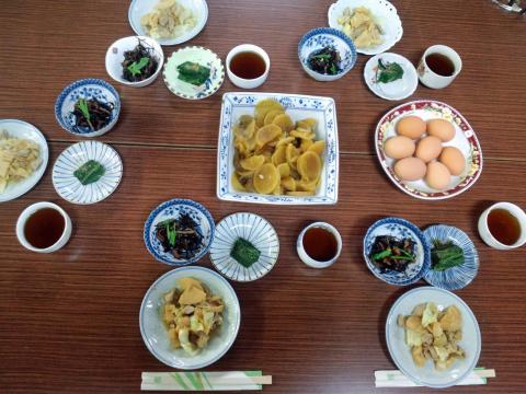 お寺での朝ごはん（まだ準備途中です＾＾；）白味噌餡餅雑煮、その他沢山撮り忘れ...